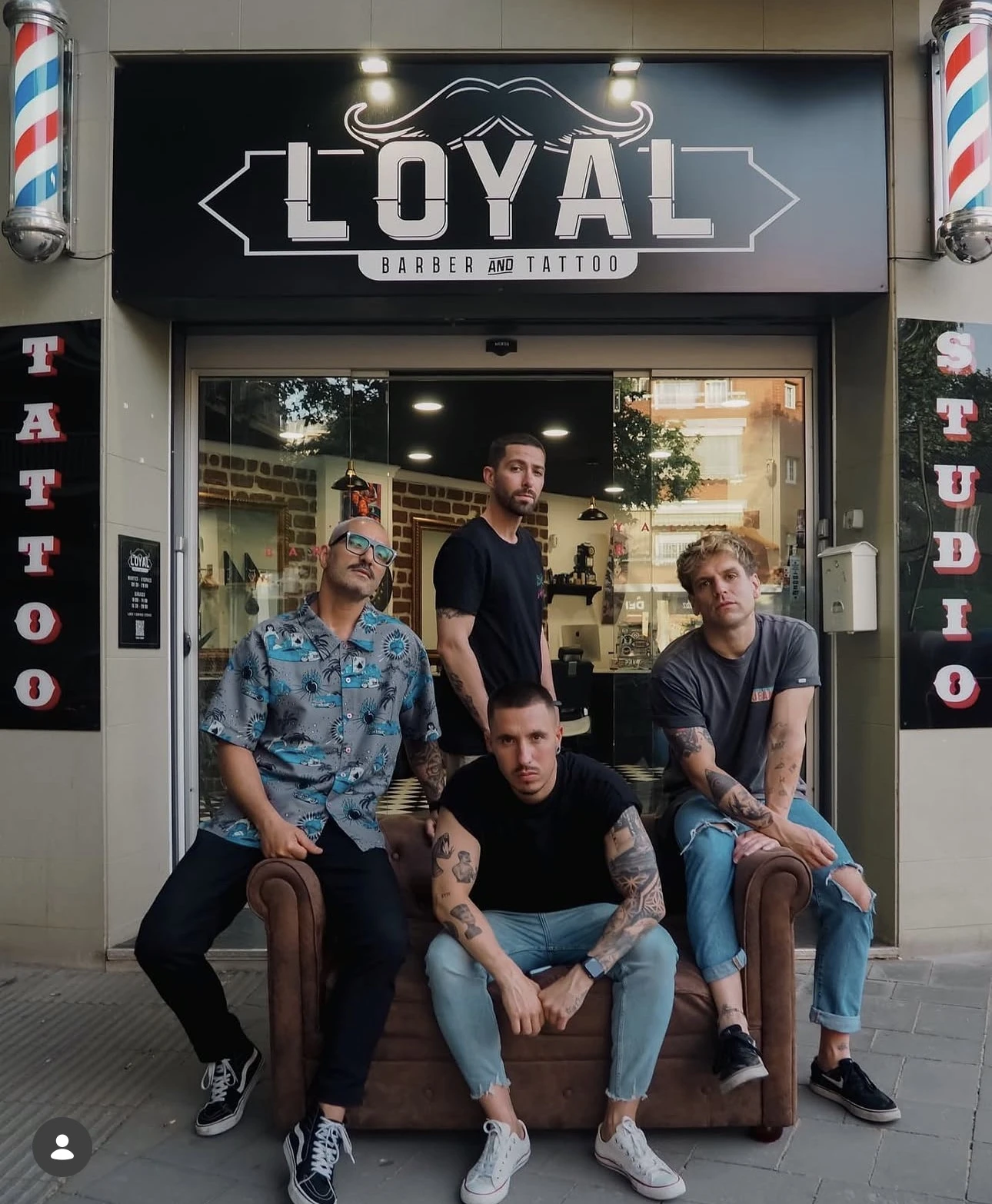 Equipo de barberos de Loyal Barbershop en la puerta del local