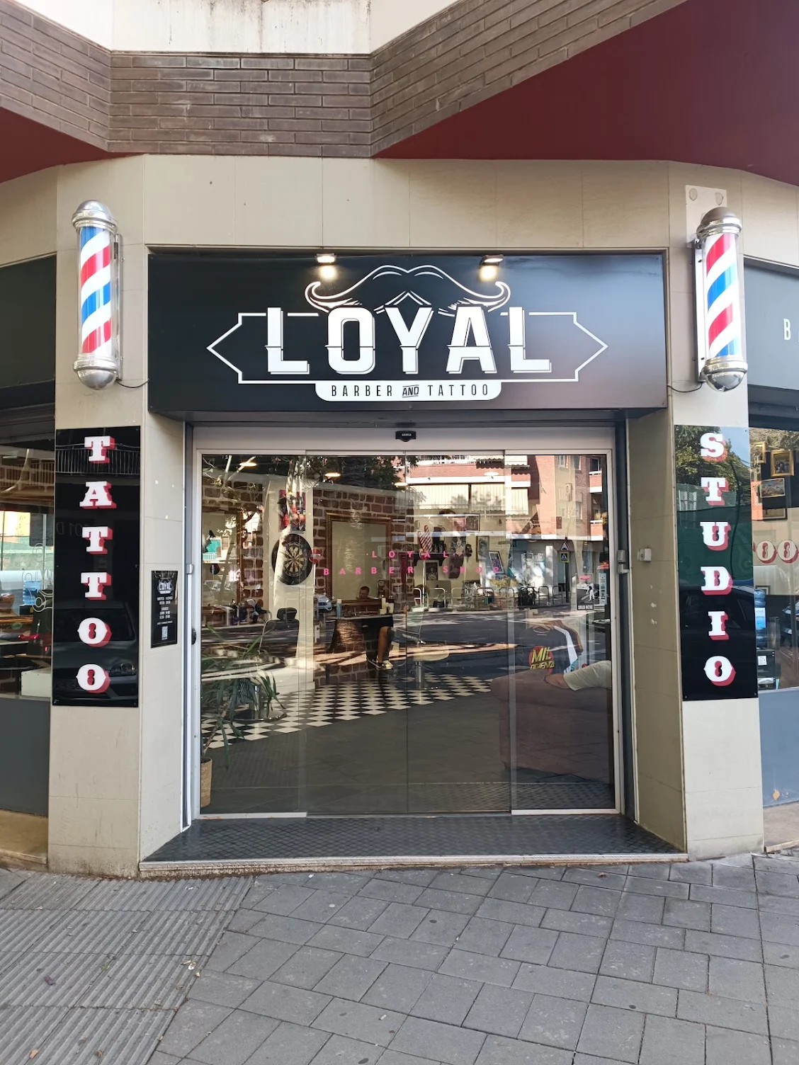 Fachada de Loyal Barbershop de noche