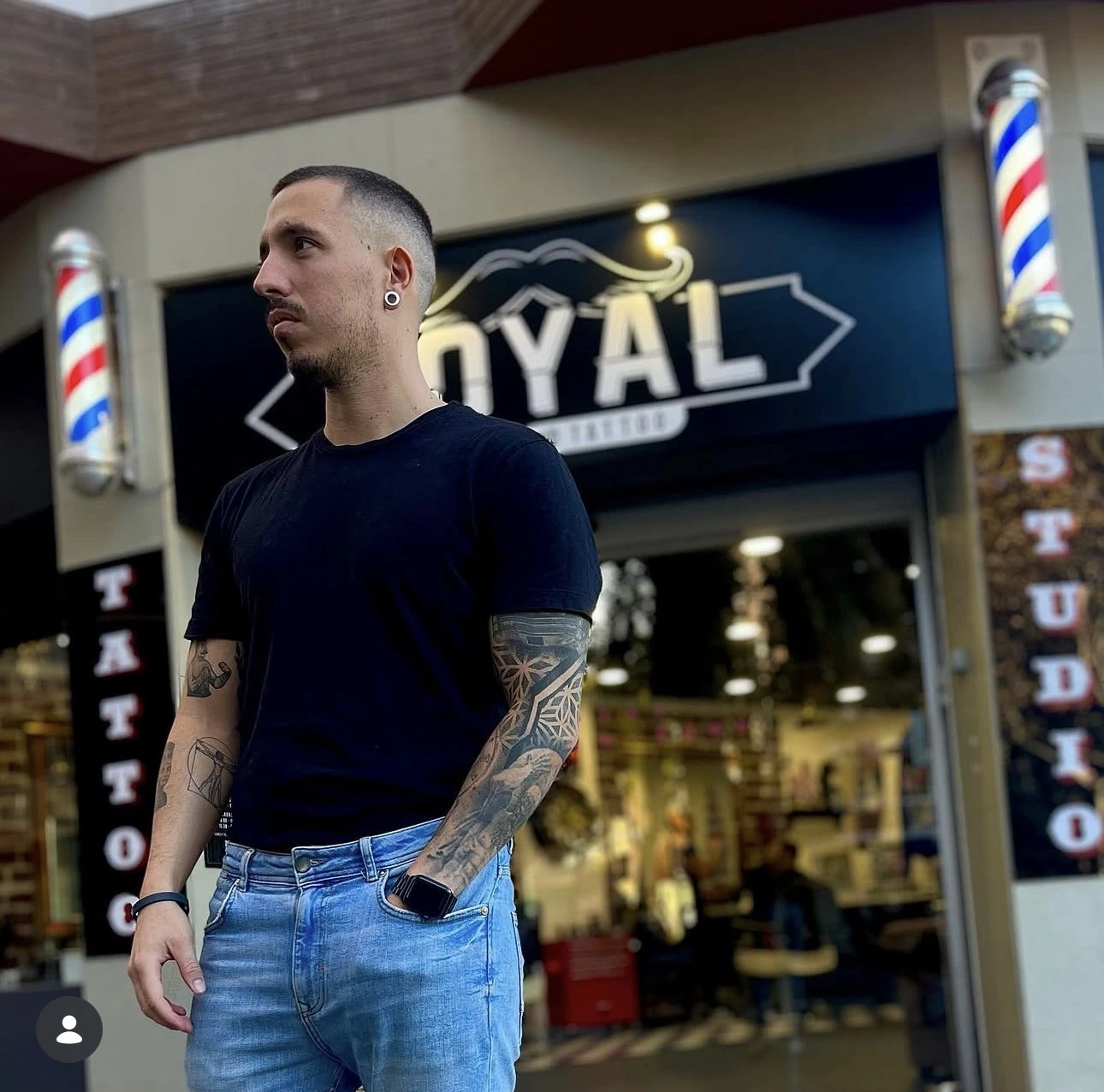 Barbero trabajando junto al escaparate