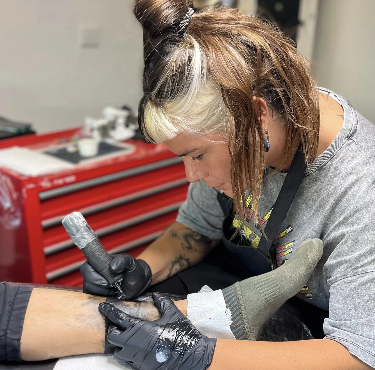 Tatuadora del estudio Loyal