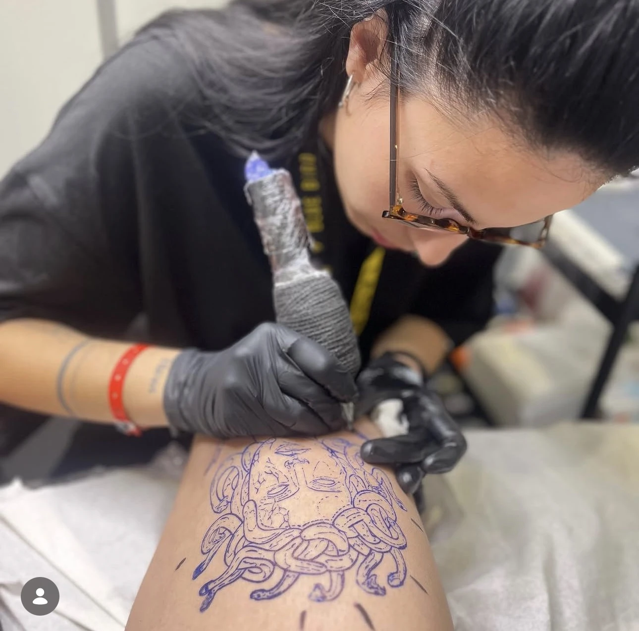 Sesión de tatuaje en Loyal Barbershop